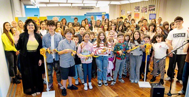 コンクールの受賞者の代表が笑顔でテープカット（アルゼンチン平和講堂で）