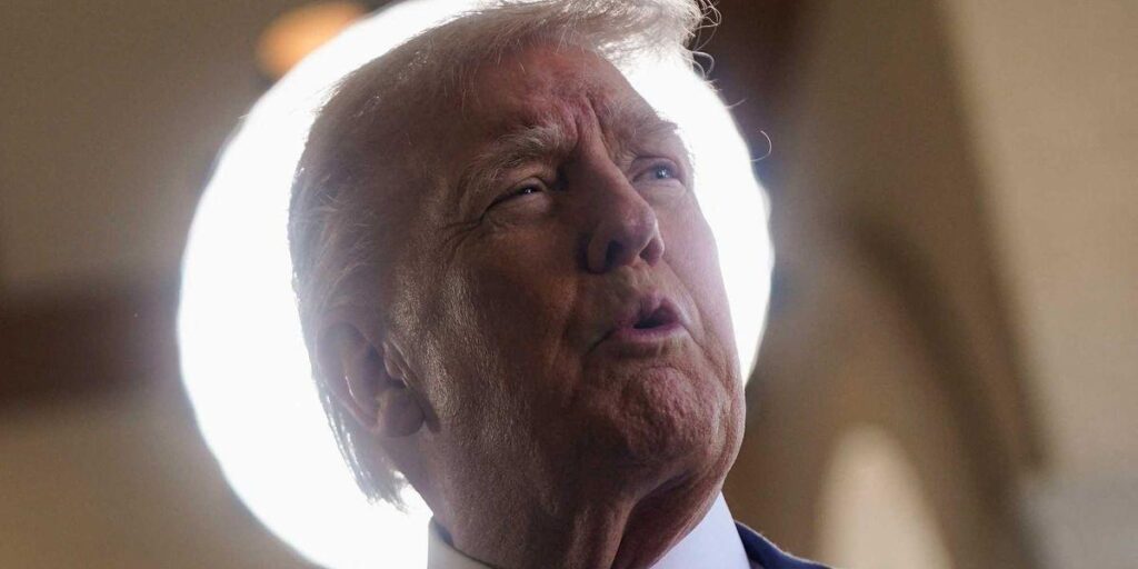 2018年にトランプ大統領がヘルシンキでプーチン大統領と会談してから3週間後、ランド・ポール上院議員はモスクワを単身訪問し、トランプ大統領からプーチン大統領に文書一包を直接手渡した。その内容はいまだ不明である。ポールの旅行から10日後、CIAはモスクワ内の情報筋が「沈黙」したことを懸念した