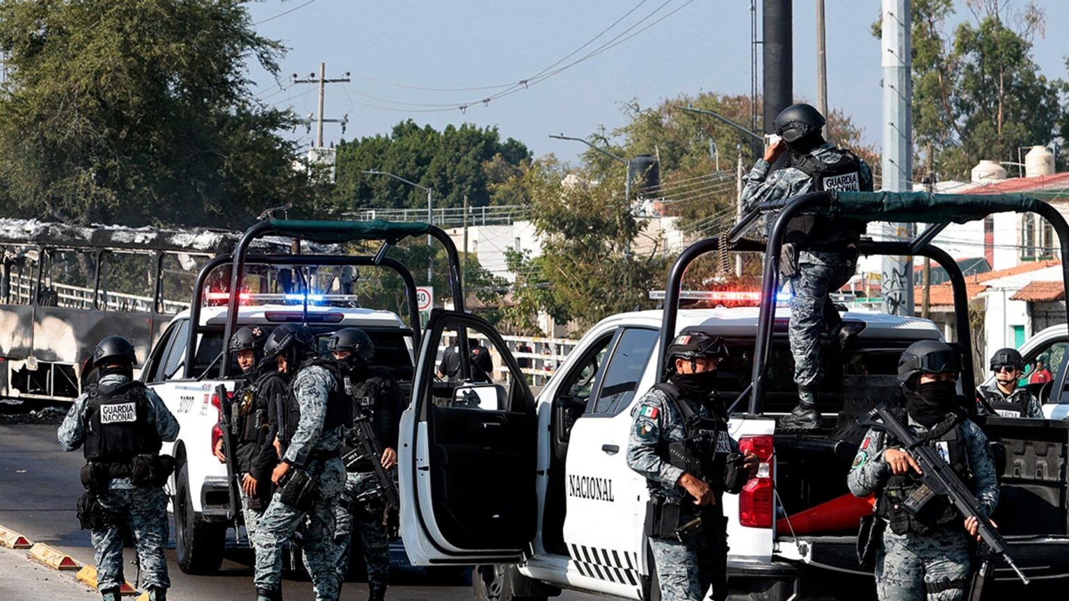 メキシコ、プエルトバリャルタ、軍がカルテル主要リーダー殺害後包囲下