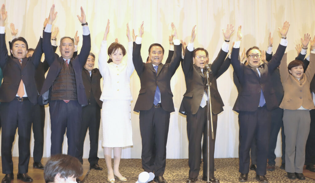山口県知事選で４選を果たし、支援者らと共に万歳する村岡嗣政氏（中央）＝８日午後８時ごろ、山口市湯田温泉
