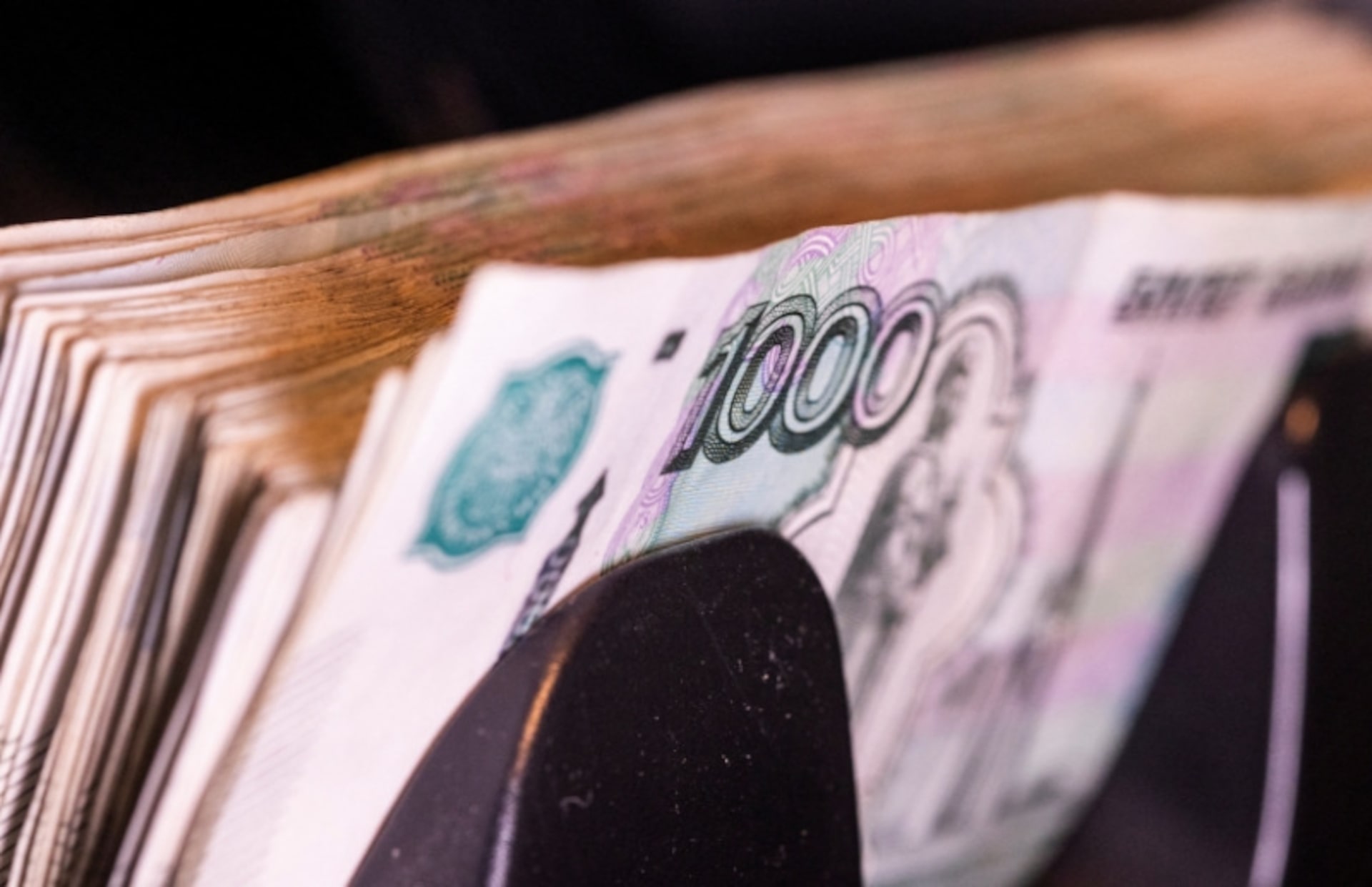 ルーブルは今年25%近く下落か、ロシアの財政準備基金積み増しで