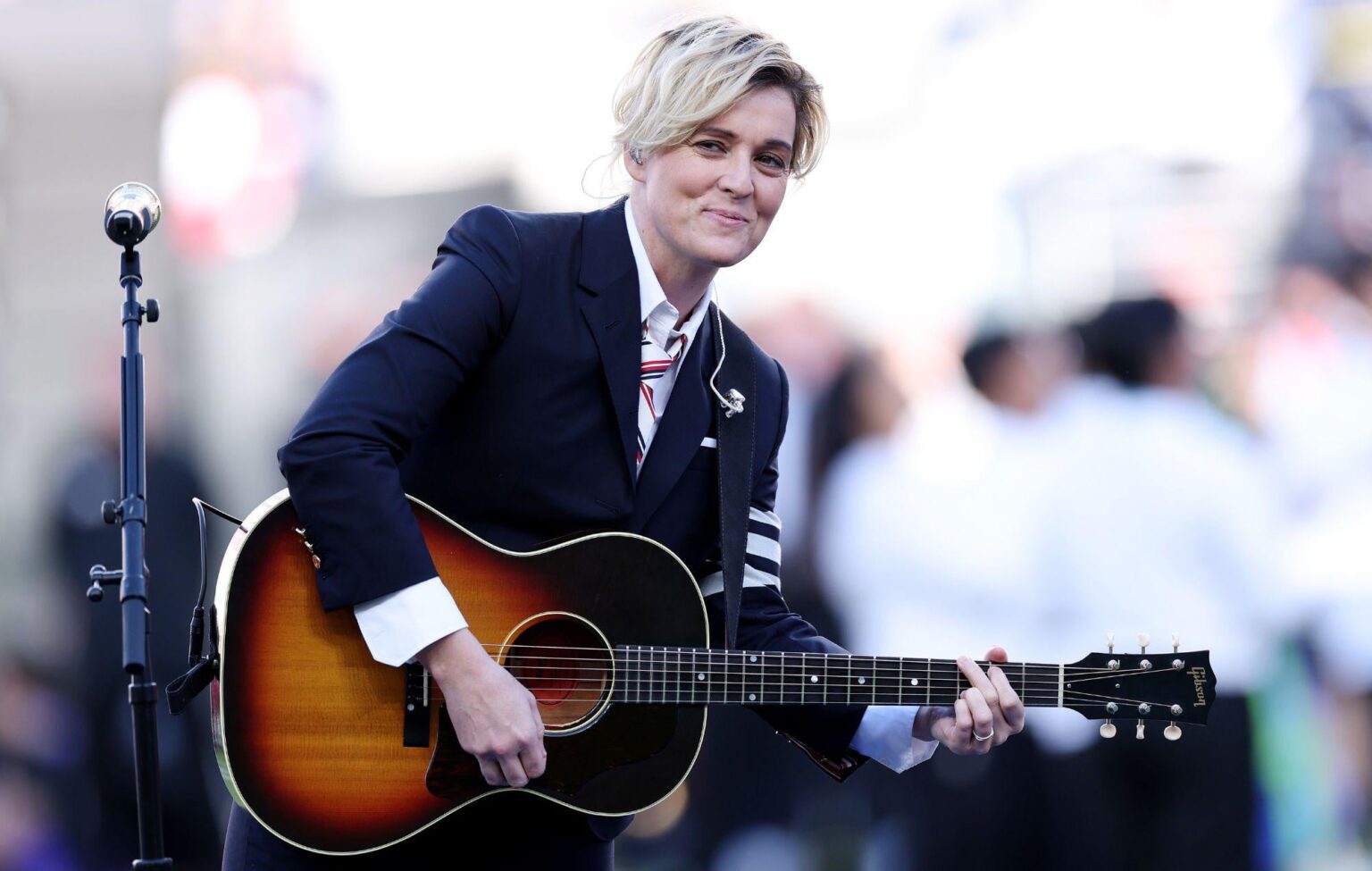 ブランディ・カーライル氏は、トランプ大統領に投票した人たちは「ひどい詐欺にあった」と語る、「私たちは詐欺師に騙された。考えを変えるほど怒れ」