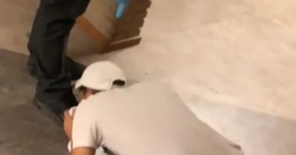 亡命センターの「ひどい」ビデオに不信感：警備員が亡命希望者に足にキスさせる