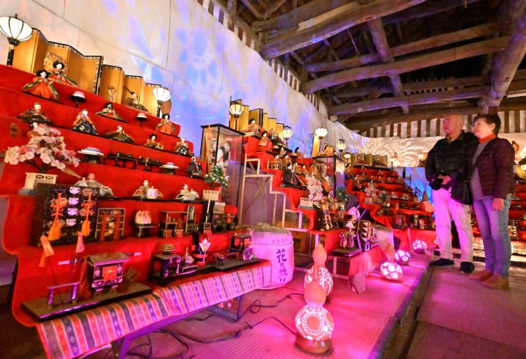 ひょうたんの形のランプでライトアップされたひな飾り＝2025年2月、桜川市真壁町田の西岡本店