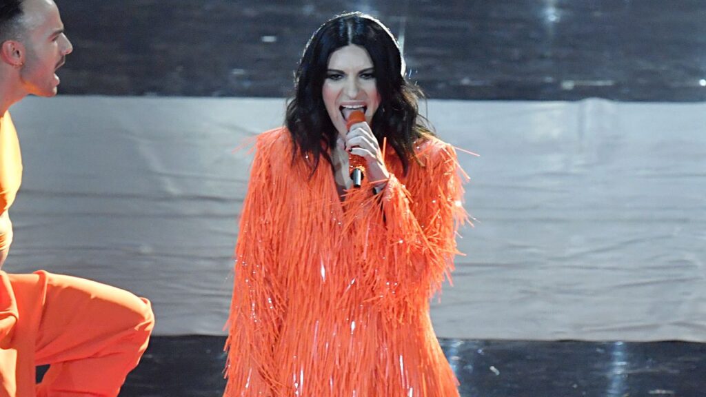 ミラノ・コルティナ五輪開会式でパフォーマンスするイタリア人歌手、ラウラ・パウジーニのキャリアとスタイルをたどる | Vogue Japan