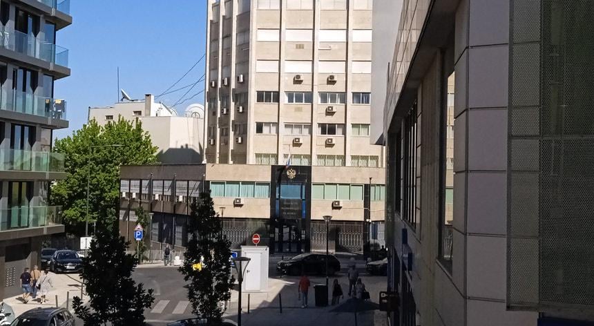 リスボンのロシア大使館でNATOデータを売ろうとした容疑で23歳容疑者を逮捕