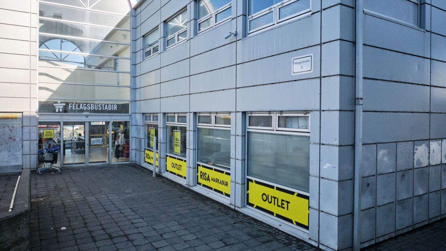 公営住宅の職員の約半数が退職