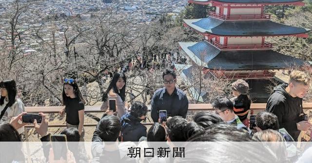 富士山+五重塔の映えスポット、桜まつり中止 観光公害「もう限界」