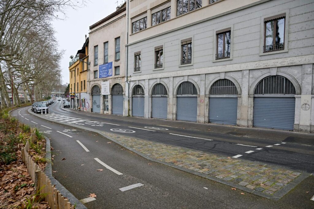 ル・モンド – リヨンで木曜日に襲撃されたアイデンティティ活動家のクエンティン・D氏が死亡、訴追を発表