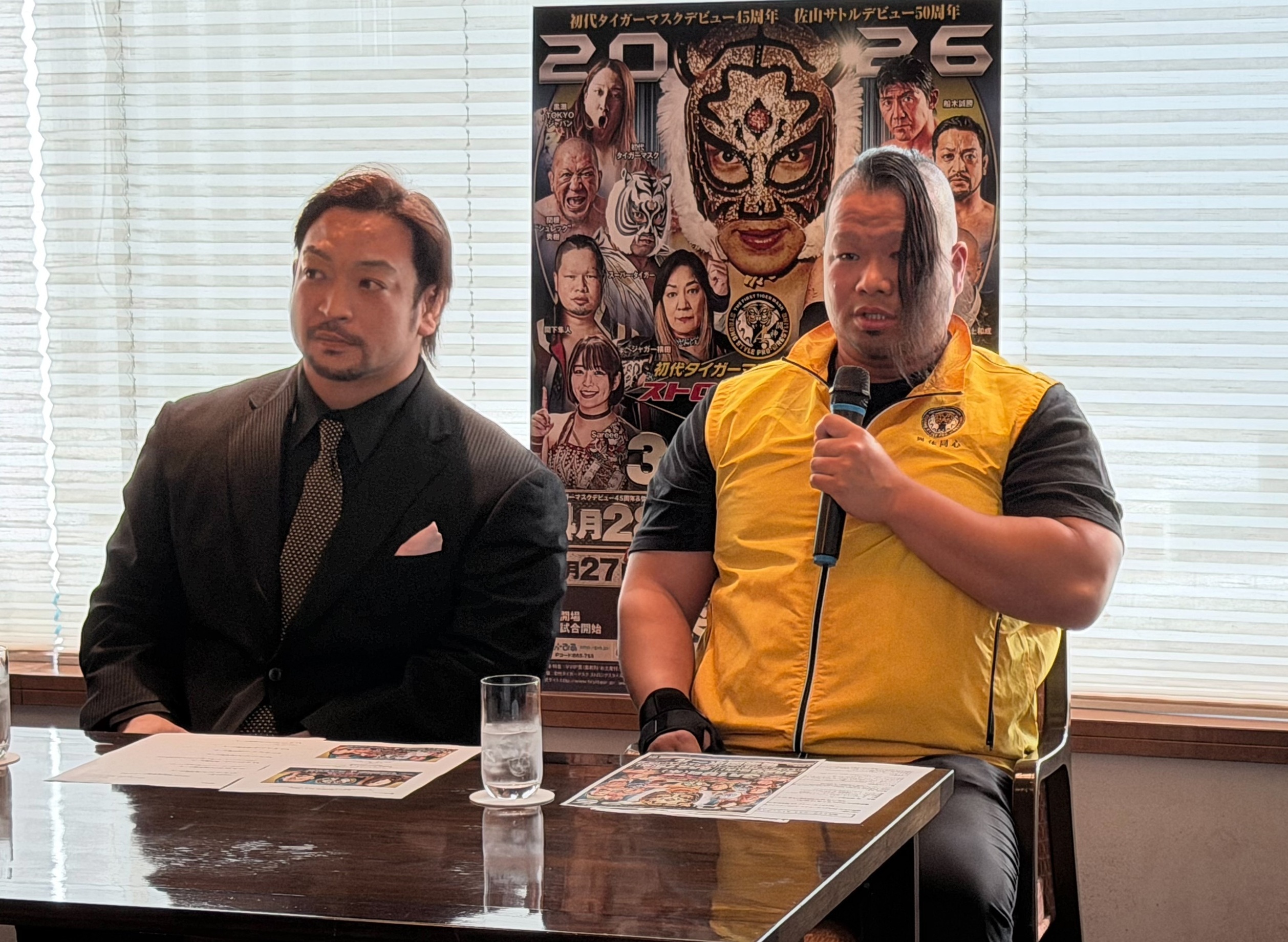 タッグベルトへの思いを語る間下隼人（右）