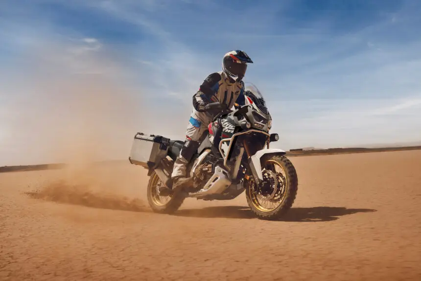 CRF1100L Africa Twin(アフリカツイン)が予想外のニューカラー!? 新型モデルからは『MT』と『<S>』が無くなり『DCT』のみに!【Honda2026新車ニュース】 – バイクニュース CRF1100L Africa Twin(アフリカツイン)が予想外のニューカラー!?新型モデルからは『MT』と『<S>』が無くなり『DCT』のみに!【Honda2026新車ニュース】