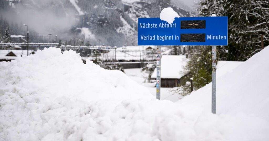 スイスアルプスで雪崩が列車に衝突、数人死傷、救助中