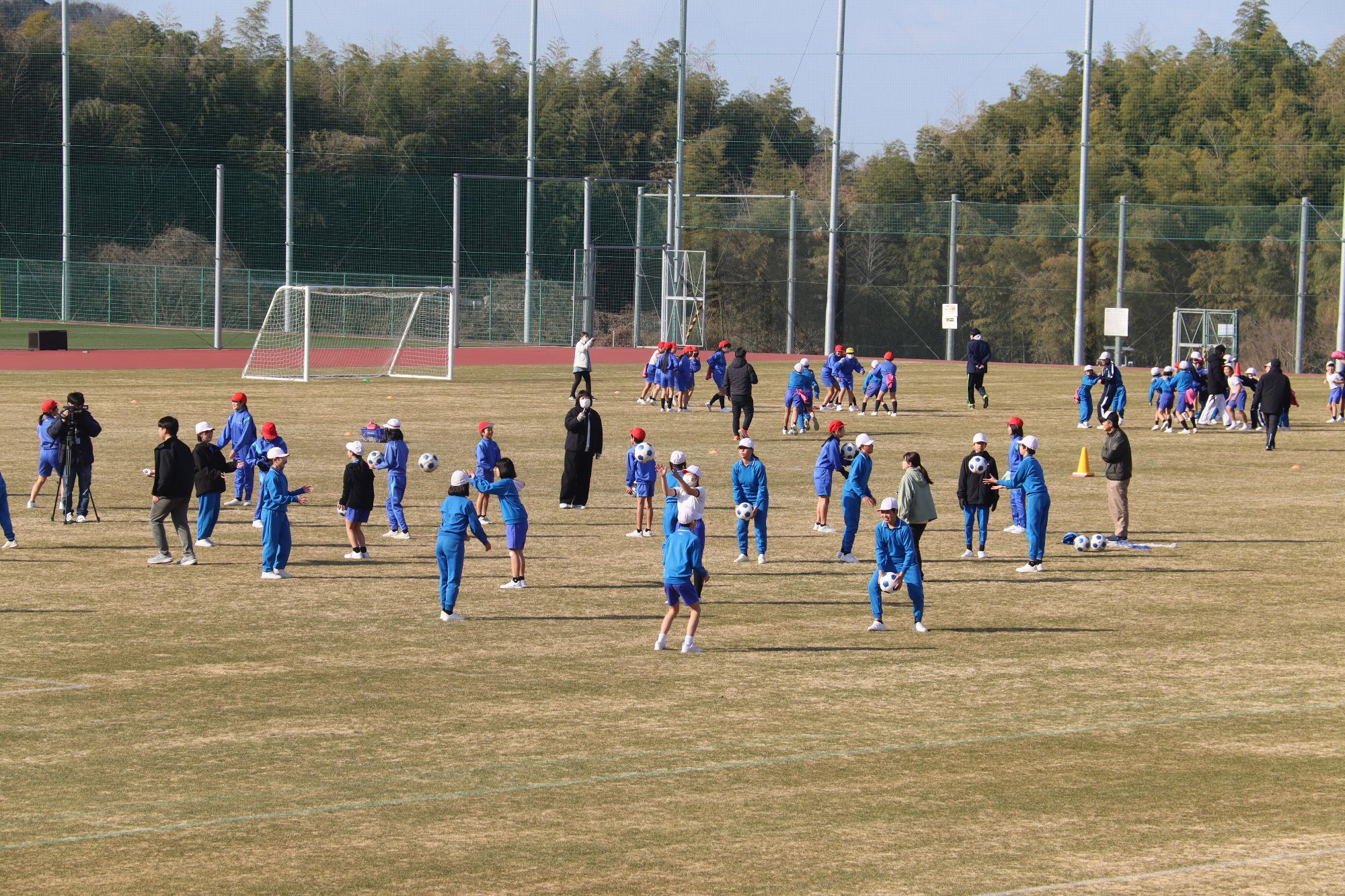 広いグラウンドを使って