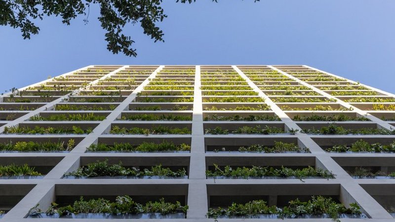 【緑が“浮かぶ”格子ビル】未来SF都市のような次世代建築がブラジルに誕生。ディストピア感が話題｜Pen Online