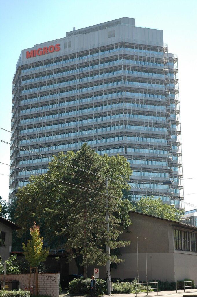 スイス最大のスーパーマーケット、ミグロは店内でアルコールやタバコを売っておらず、配当も支払わず、収益が5％を超えた場合は価格を下げることで利益を制限し、200万人以上の組合員がいる協同組合であり、純粋に創業者の道徳的哲学から収益の1％を社会プロジェクトに寄付していることを知るまでは。