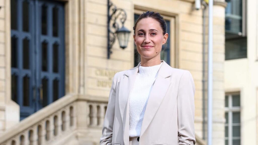 リズ・ブラズは夜遅くに男に唾を吐き、家まで忍び寄る