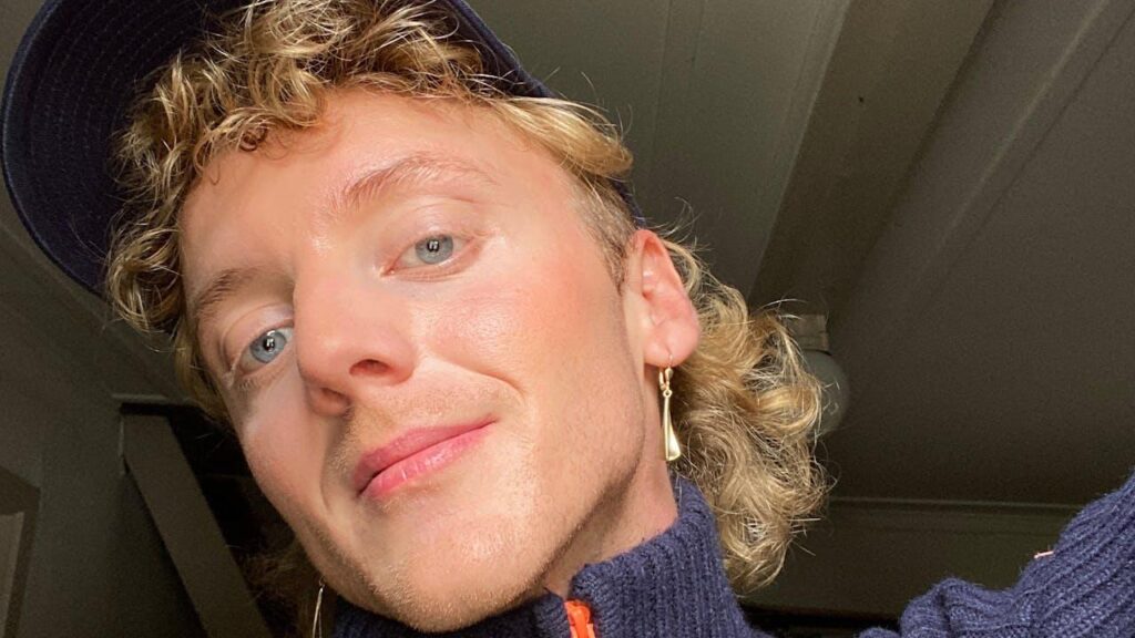 学校教師「男性は性別のせいで疑われている」