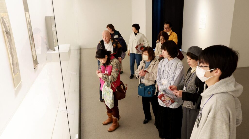 作品鑑賞し俳句作り、大分県立美術館で「吟行会」　松山市の俳人も参加、県内初開催 - 大分のニュースなら 大分合同新聞プレミアムオンライン Gate