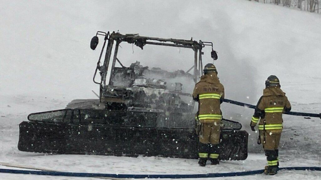 スキー場で炎上「圧雪車が燃えている」119番通報から約3時間後に鎮火…車体は激しく焼損しほぼフレームのみに 北海道稚内市・上勇知スキー場