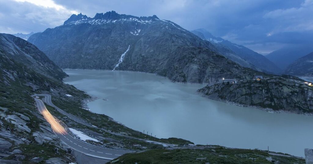 連邦議会は、毎日何万人もの通勤客が乗るローザンヌ－ジュネーブ線の冗長化への投資よりも、グリムゼル峠鉄道トンネル（主に観光客向け）への資金提供を優先することを決定した。