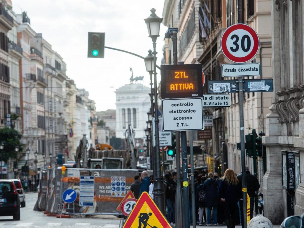 ZTLは電気自動車にも参入を禁止しており、ローマ中心部での運転には1,000ユーロが必要だ。そして、「マイルドハイブリッド」車両にはブルーストライプが支払われました
