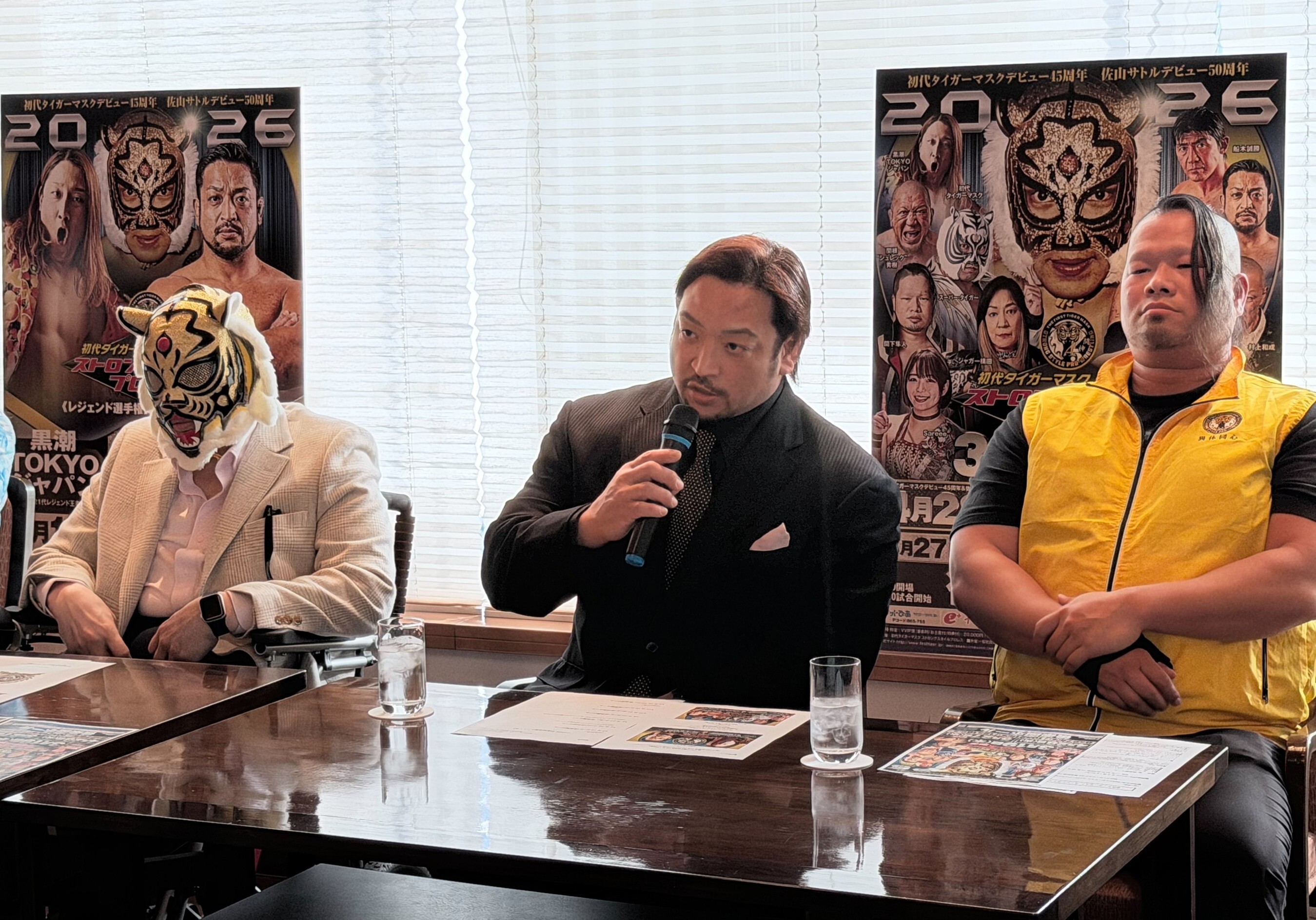 ベルト奪取を誓う関本大介（中央）