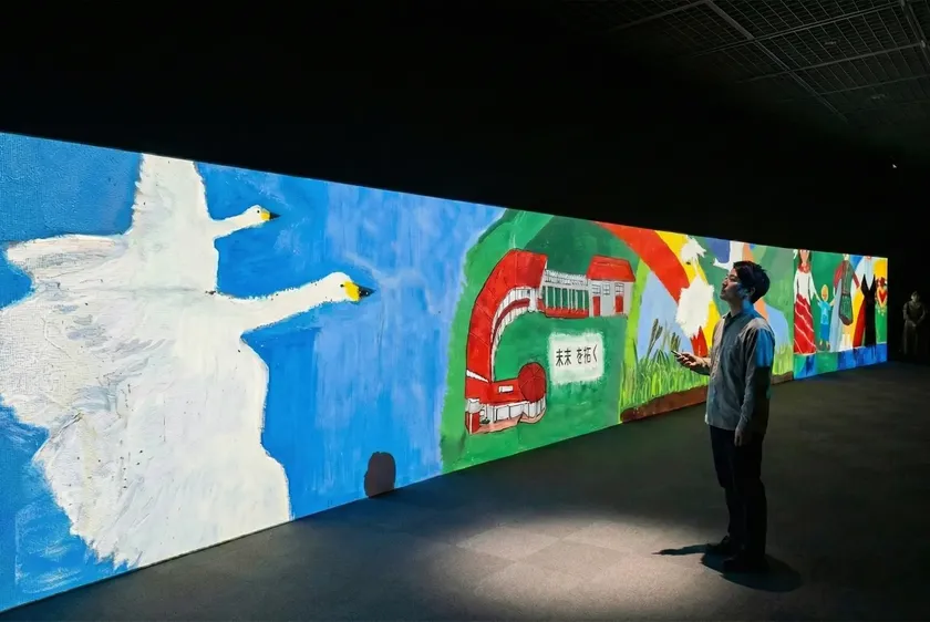 「拓く」:大川小学校の壁画を実寸高で投影し、来場者の参加で壁画を修復する体験型展示