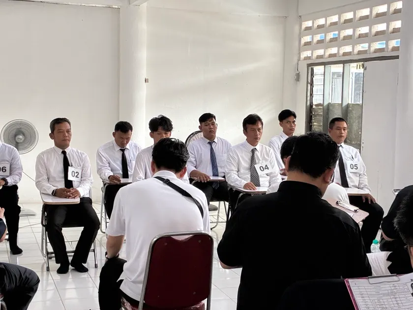 【写真(4)】自動車運送業分野特定技能1号 取得プログラムに参加する研修生との面談の様子