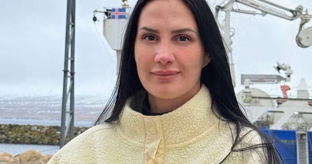 ボバナ氏、地方議会の会議で英語で話すことが許可されていないことを批判