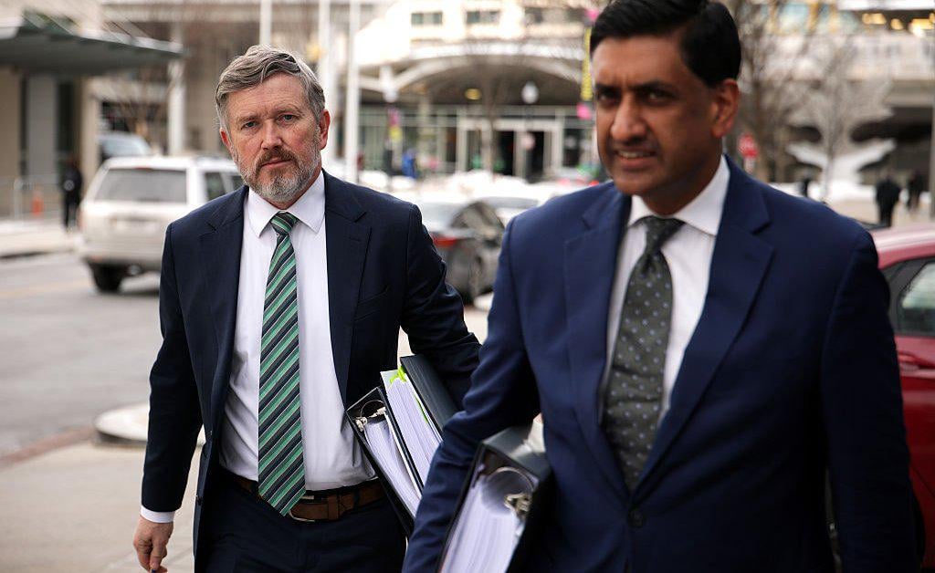 エプスタインファイルは「著名な」人物を保護するために編集されたと議員らが主張