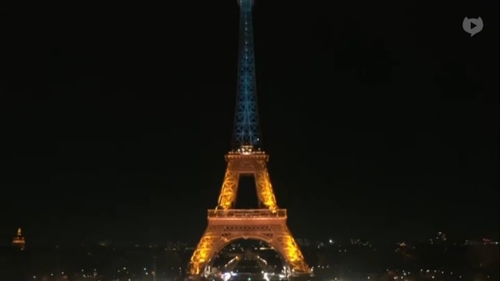 フランスはロシアのウクライナ本格侵攻４周年を記念してエッフェル塔を青と黄色にライトアップした