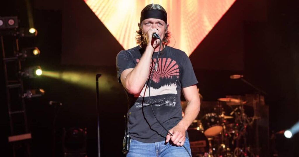 スリー・ドアーズ・ダウンのリードシンガー、ブラッド・アーノルドががん闘病の末47歳で死去