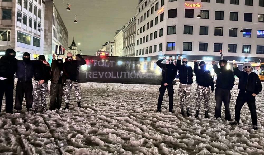 コペンハーゲン：ナチスのスキンヘッドの若者たちが銃で連行される - 研究集団レドックス [En gruppe unge nynazister med forbindelser til den nynazistiske gruppe Nordfront gik rundt med flere våben ved Nørreport ]