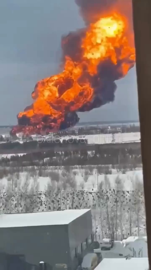 ロシアのタタールスタン共和国、アルメチエフスクにあるドルジバ石油パイプラインのカレイキノ石油ポンプ場の最新映像。火災は現在制御不能となっており、消防士らは撤退したようだ。