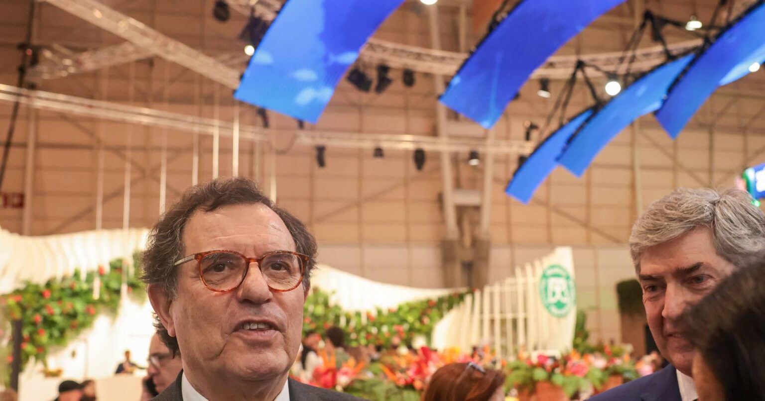 経済大臣、過剰な観光の考えを否定「まだ成長の余地がある」