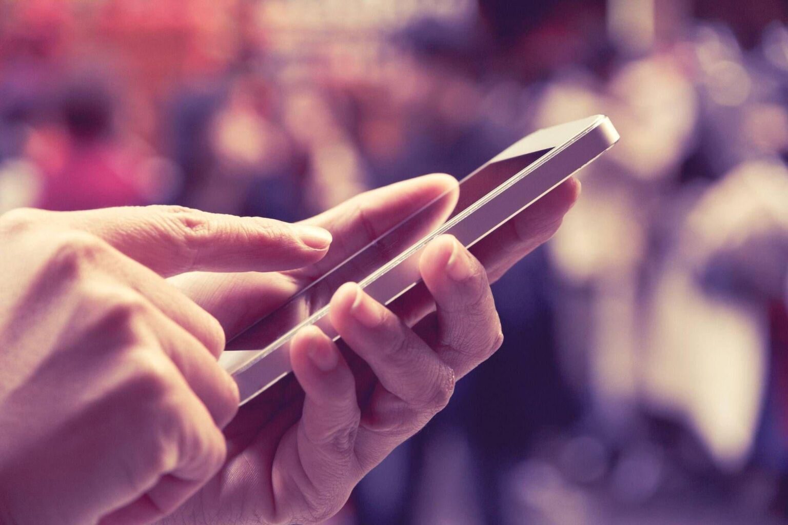 Instagramは、10代の若者が自殺や自傷行為に関するコンテンツを検索した場合に保護者に通知する