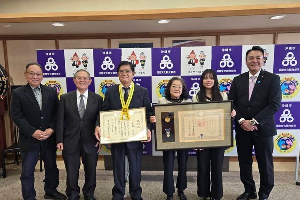 褒章、大臣表彰 市長に報告 沖縄市保護司、高江洲さん、金城さん