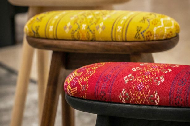 沖縄織物でスツール　大川、福岡の業者と開発