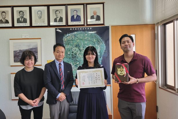 チューバで金賞報告　南大東中具志堅さん、村長に