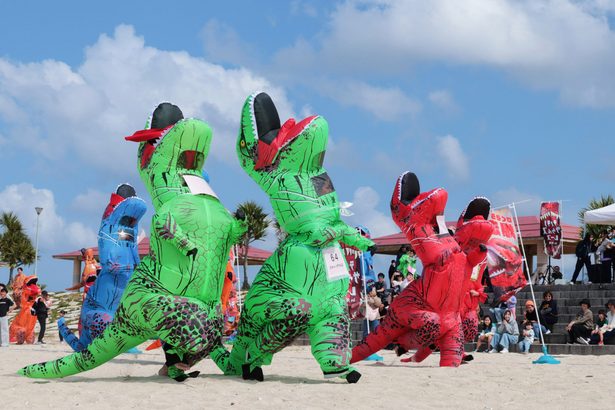 恐竜レースでビーチ疾走 沖縄・豊見城 貧困考えるイベント
