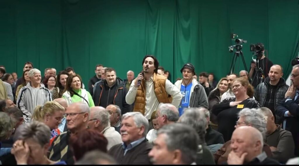 「トイレブラシを用意して、歯磨き粉を付けて、口の中のうんこを洗い流してください。」 - ラザールはハイドゥーサーグでも好かれています