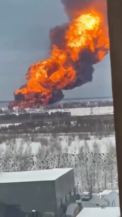 ウクライナのドローン攻撃後も燃え続けるカレイキノ石油ポンプ場