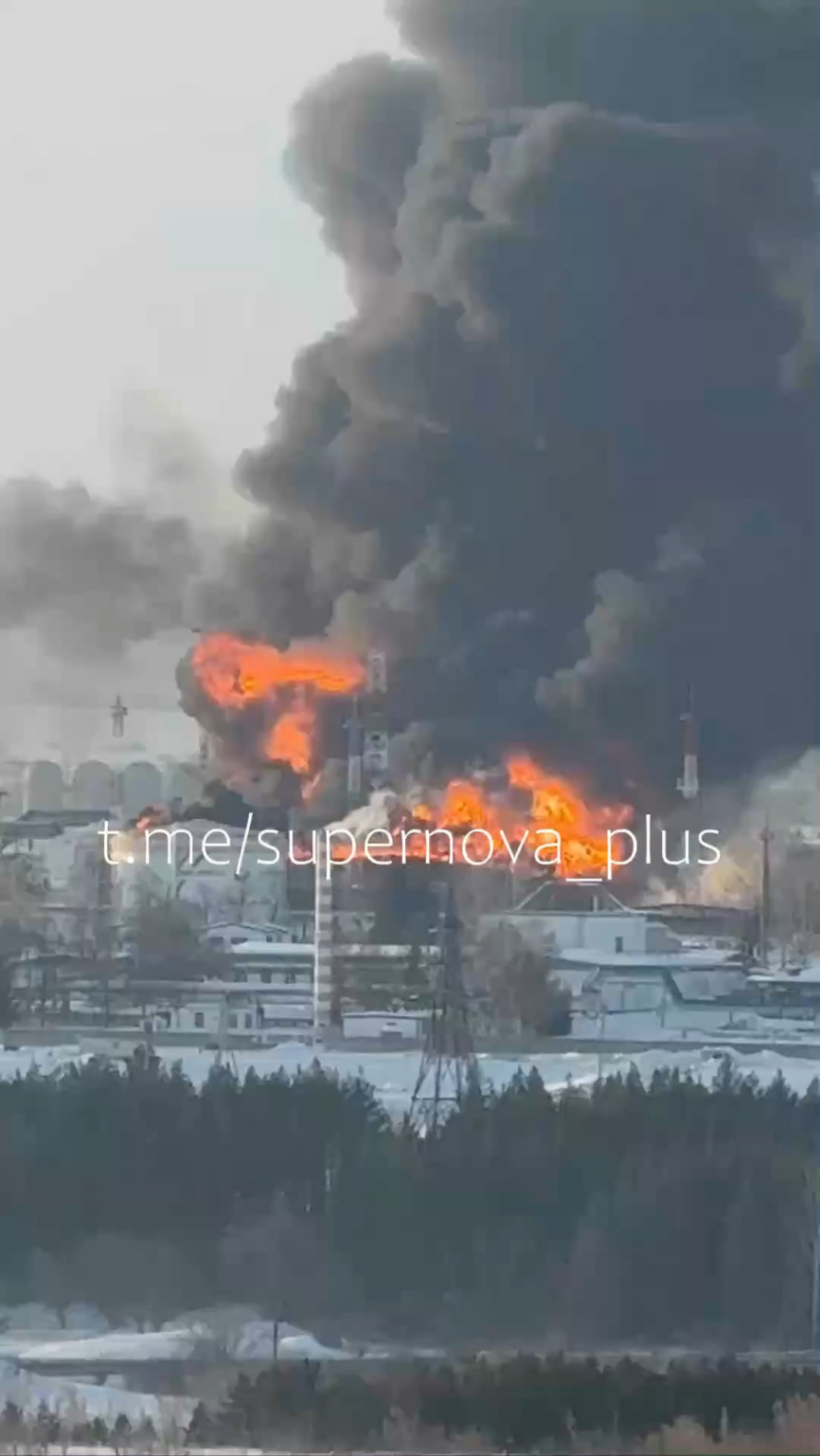 ロシア・タタールスタン共和国アルメチエフスクにある、今も燃え続けるドルジバ石油パイプラインのカレイキノ石油ポンプ場の映像。