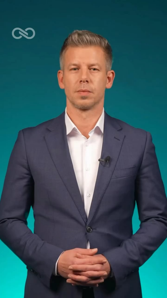 午後 4 時にペテル・マジャルからの情報