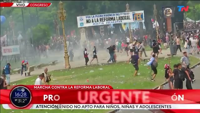 【動画】‪アルゼンチンの現状。‪「左派との戦い」を掲げて当選したミレイ大統領ですが、就任後の改革が労働者にかなりの衝撃を与えているようです。これまで当たり前だった30日間の休暇制度を廃止し、労働時間を12時間に延長するなど、労働基準法を根本からひっくり返すような政策を次々と打ち出しました。