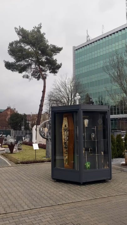 クラクフの棺付き自動販売機。