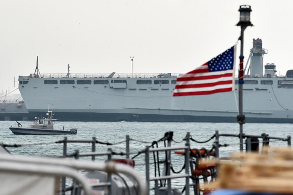 ペルシャ湾を越えて報復ミサイル攻撃を受け、イランがバーレーンの米海軍基地を攻撃