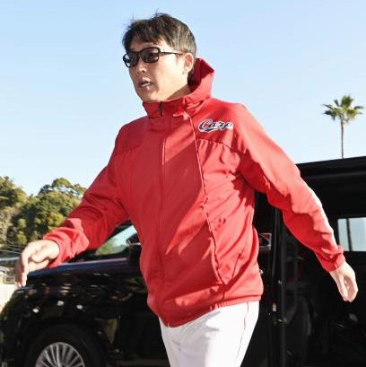 プロ野球１２球団が始動　宮崎と沖縄でキャンプイン