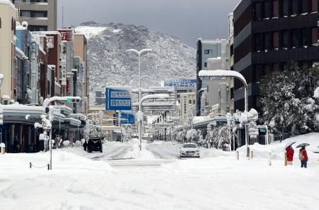 大雪で投票所閉鎖２時間繰り上げ　鳥取県三朝町、安全に支障の恐れ
