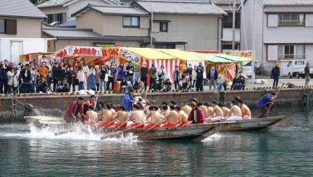 和歌山・大島で「水門祭」 水しぶき上げ櫂伝馬